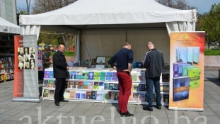 Sajam knjige na Trgu slobode u Tuzli (FOTO)