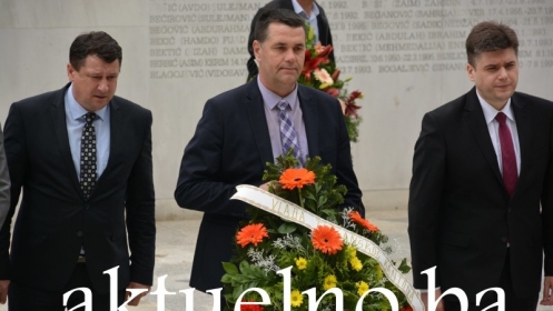 Povodom 9. maja delegacija Vlade Tuzlanskog kantona položila cvijeće i odala počast