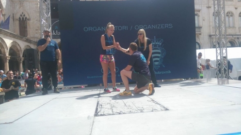 Tuzlak zaprosio djevojku na Stradunu: Amar i Arnela oduševili učesnike polumaratona