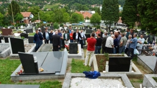 Otkriveno spomen obilježje Nikici Žariću, borcu Armije BiH koji je odbio napustiti logor Batković