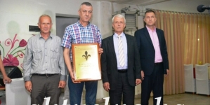 Zlatna plaketa sa ljiljanom  Muneveru Čergiću direktoru RMU „Banovići“