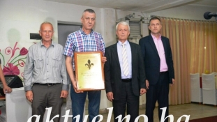 Zlatna plaketa sa ljiljanom  Muneveru Čergiću direktoru RMU „Banovići“