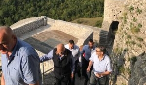 Bivši predsjednik Republike Hrvatske Stjepan Mesić i gradonačelnik Tuzle Jasmin Imamović posjetili tvrđavu u Srebreniku