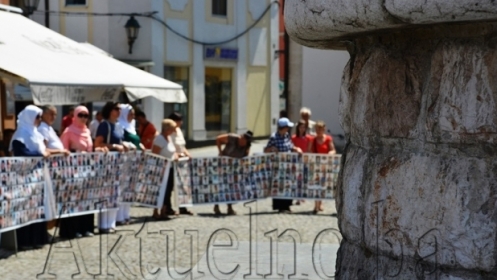 Mirni protesti majki Srebrenice u Tuzli