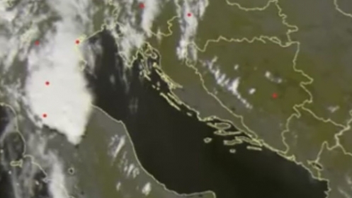 Nad Italijom se razvio ogromni olujni oblak i kreće se ka istoku