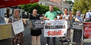 Mirni protesti Žena Srebrenice u Tuzli: Stop nasilju i ubijanju muslimana Burme