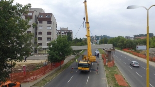 Radovi na montaži nosača pješačkog mosta Stupine-Zlokovac