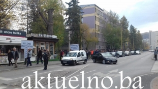 Protestna šetnja oko 200 kupaca stanova i poslovnih prostora u zgradi „15.maj“ u Tuzli