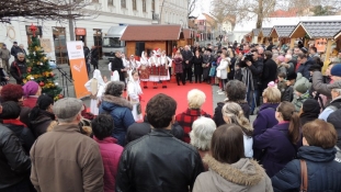 Na Trgu slobode svečano otvoren novogodišnji bazar Zimska čarolija