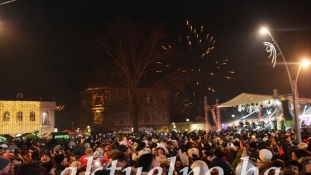 Nek nam je sretna: Tuzlaci ispratili Staru i dočekali Novu godinu na Trgu slobode
