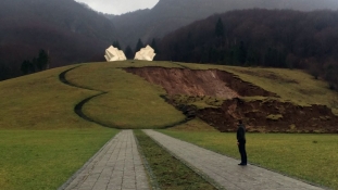 Klizište odnijelo pola brda, ugrožen spomenik na Sutjesci