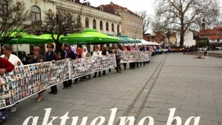 Mirni protesti Žena Srebrenice u Tuzli FOTO