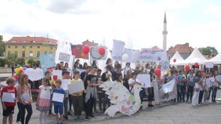 „Šetnja za mir“ u Tuzli: Učenici poslali poruke mira svijetu