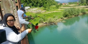 Dani sjećanja na genocid u Bratuncu: U Drinu puštene 603 ruže za duše žrtava