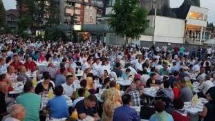 Na gradskom bulevaru „Nesib Malkić“  u Živinicama iftarilo 2000 ljudi