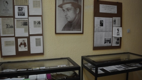 Otvorena izložba posvećena obilježavanju 93. godine od rođenja književnika Derviša Sušića