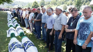 Potočari: Klanjana dženaza za 35 žrtava genocida u Srebrenici