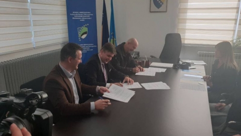 Potpisani aneksi kolektivnih ugovora za djelatnost  osnovnog i srednjeg obrazovanja u Tuzlanskom kantonu