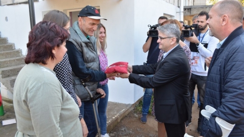 Hasanu Durakoviću, 100% ratnom vojnom invalidu iz Tuzle uručeni ključevi potpuno renovirane kuće