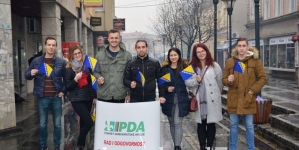 AM PDA GO Tuzla: Zastavice Bosne i Hercegovine poklon Tuzlacima za Dan državnosti
