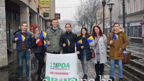 AM PDA GO Tuzla: Zastavice Bosne i Hercegovine poklon Tuzlacima za Dan državnosti