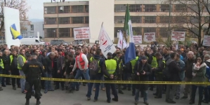 Oko 700 radnika lukavačkog GIKIL-a na protestu ispred zgrade Vlade Federacije BiH