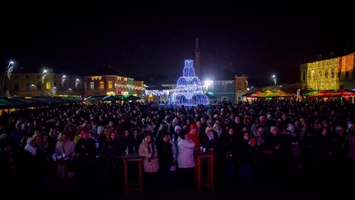 ‘Zimski grad’ najveća zabava u Tuzli: Nastupio Al Dino, posjetioci uživali u muzici i bogatoj gastronomskoj ponudi