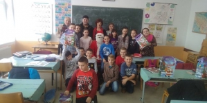 Porodica Bečić poklonila novogodišnje paketiće učenicima Osnovne škole ,,Lipnica,,