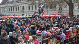 Obilježena “Dječija Nova godina” na Trgu slobode u Tuzli FOTO