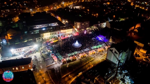 Zimski grad Tuzla: Sinoć odlična zabava uz Crvenu jabuku i Kameleon, u subotu Lena Kovačević