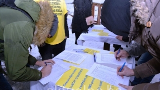 Potpisivanje peticije: “Djecu treba liječiti iz budžeta, a političare plaćati SMS porukama