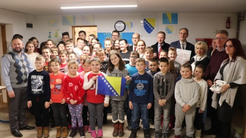 Ramiz Salkić, potpredsjednik bh. entiteta RS, sa delegacijom iz ZE-DO kantona posjetio Osnovnu školu „1. mart“ u Vrbanjcima