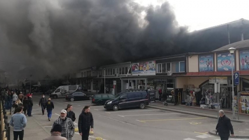 Požar velikih razmjera zahvatio glavnu tuzlansku tržnicu u centru grada