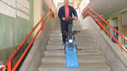Doniran gusjeničar za savladavanje stepenica Prvoj osnovnoj školi u Srebreniku