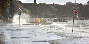 Snažni udari bure i oluja pogodili cijelu Dalmaciju