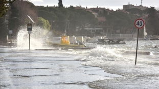 Snažni udari bure i oluja pogodili cijelu Dalmaciju