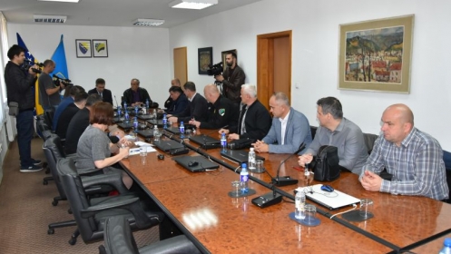 Vlada Tuzlanskog kantona i sindikat uposlenih u oblastima obrazovanja, policije, pravosuđa i uprave potpisali sporazum