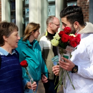 Muslimani u nekoliko gradova Njemačke dijelili prolaznicima ruže u kampanji “Izvolite, ja sam musliman”