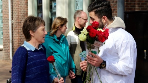 Muslimani u nekoliko gradova Njemačke dijelili prolaznicima ruže u kampanji “Izvolite, ja sam musliman”