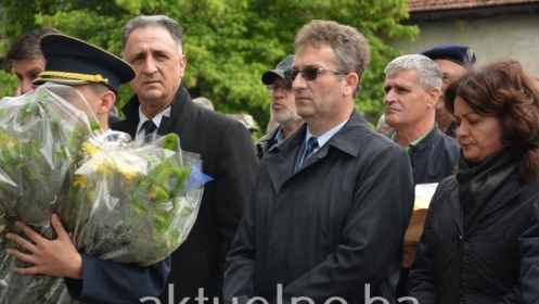 Delegacija Vlade TK položila cvijeće i odala počast poginulim braniteljima Tuzle