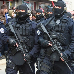 Na širem području Kosova od jutros je uhapšeno više od 30 osoba, među kojima najmanje 13 Srba, policijskih službenika