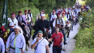 Konjanici krenuli prema Ajvatovici, najvećem dovištu muslimana u Evropi