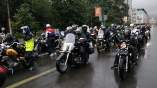 Nekoliko stotina motociklista krenula iz Sarajeva ka Potočarima