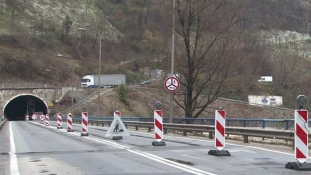 Obustavljen saobraćaj tunelu Vranduk: Kamion zakačio konstrukciju