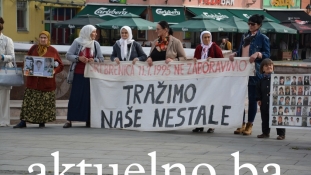 Mirni protesti majki Srebrenice u Tuzli: Istinu govorimo, pravdu tražimo