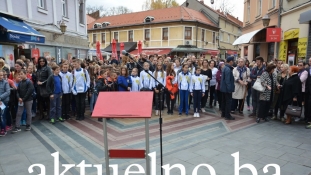 Mladi Tuzlaci na protestnom okupljanju na Kapiji poručili: Lažne priče, lažne knjige, lažni ljudi… Ugledaj se Srbijo na nas