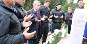 Ministar Bukvarević na obilježavanju 26. godišnjice pogibije Meldina Hajdarevića i 6 kladanjskih šehida