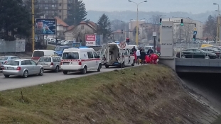 Pješak izgubio svijest i pao u rijeku Jalu, evakuisan i prevežen na UKC Tuzla