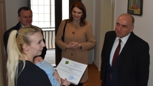 Premijer Tulumović posjetio i darovao prvorođenu bebu u 2020.godini