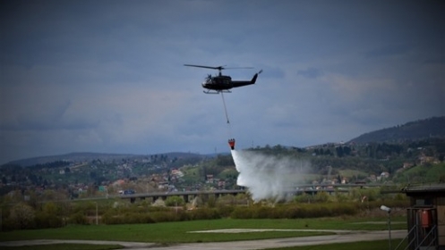 Helikopter OSBiH angažiran na gašenju požara na području Tuzle (VIDEO)